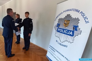 Komendant Powiatowy policji w Lubaniu nadkomisarz Artur Ciupka wręcza akty ślubowania