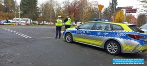 umundurowani policjanci pełniący służbę na drodze