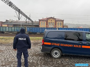 POLICJANCI WSPÓLNIE ZE STRAŻĄ OCHRONY KOLEI KONTROLOWALI OBSZARY KOLEJOWE