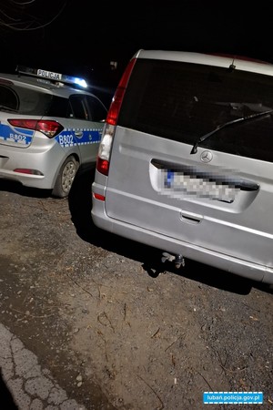 pojazd służbowy policji oraz pojazd mercedes vito