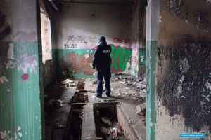 umundurowany policjant kontroluje pustostany pod katem osób bezdomnych