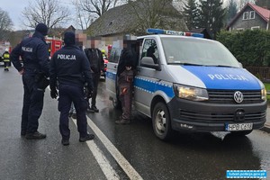 umundurowani policjanci wraz ze świadkami zdarzenia