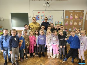 funkcjonariusze na wspólnym zdjęciu z dziećmi