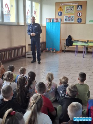 policjant podczas zajęć z dziećmi