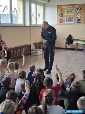 policjant w trakcie zajęć z młodzieżą