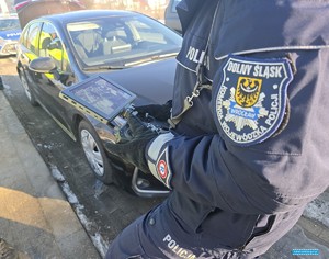 naszywka na rękawie policjanta z napisem Dolny Śląsk Komenda Wojewódzka Policji