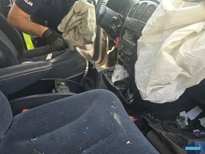 policjant sprawdza pojazd