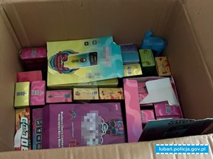 POLICJANCI ZABEZPIECZYLI NIELEGALNE E-PAPIEROSY