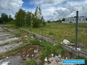 płot z, którego skradziono panele ogrodzeniowe