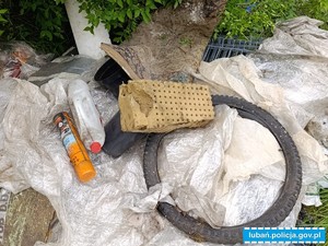 ukryte panele wśród śmieci
