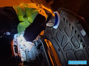 funkcjonariuszka ruchu drogowego kontroluje pojazd
