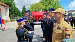 wręczenie medalu dla podkomisarza Dariusza Ślęzaka przez Zastępca Dolnośląskiego Komendanta Wojewódzkiego PSP we Wrocławiu – st. bryg. Paweł Kaliński