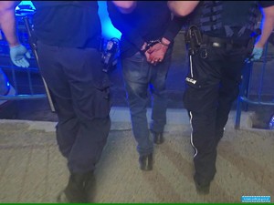 ARESZT DLA 70- LATKA, KTÓRY ZAATAKOWAŁ UDZIELAJĄCYCH MU POMOCY RATOWNIKÓW MEDYCZNYCH