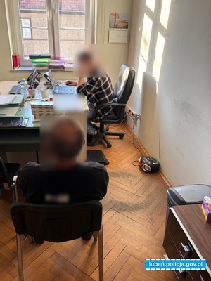 funkcjonariusz podczas realizacji czynności z zatrzymanym