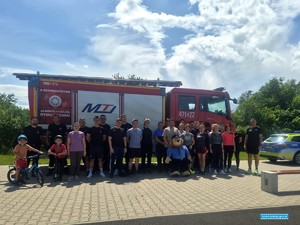 wspólne zdjęcie uczestników Wiosna na sportowo