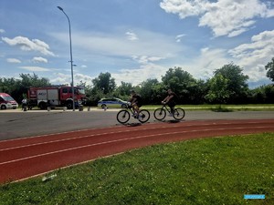 strażacy jadą na rowerach