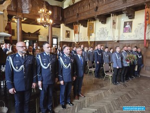 Zastępca Komendanta Wojewódzkiego Policji we Wrocławiu insp. Krzysztof Kumaszka wraz z kadra kierownicza lubańskiej policji i gośćmi