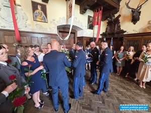 policjantki i pracownice cywilne dostają kwiaty i pamiątkowe kartki