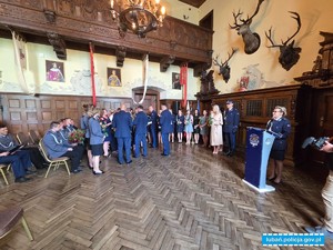 policjantki i pracownice cywilne dostają kwiaty i pamiątkowe kartki