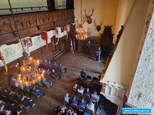 sala rycerska zamku czocha i zaproszeni goście