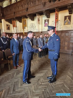 dowódca uroczystości składa meldunek Zastępcy Komendanta Wojewódzkiego Policji we Wrocławiu insp. Krzysztofowi Kumaszce