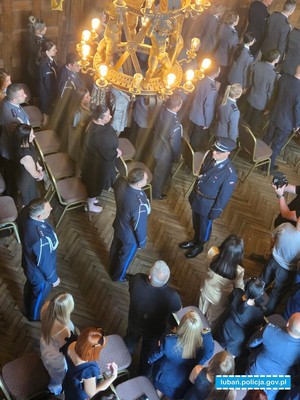 dowódca uroczystości składa meldunek Zastępcy Komendanta Wojewódzkiego Policji we Wrocławiu insp. Krzysztofowi Kumaszce