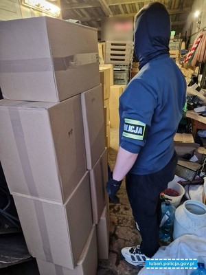 Zabezpieczone 1,8 miliona sztuk papierosów bez polskich znaków akcyzy – to efekt wspólnych działań policjantów i funkcjonariuszy Służby Celno-Skarbowej