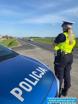 policjantka ruchu drogowego w trakcie służby