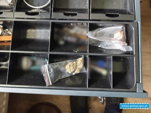 DZIELNICOWI UJAWNILI NARKOTYKI W MIESZKANIU 19- LATKI