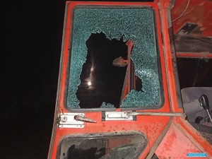 wybita szyba w pojeździe