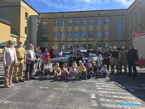 wspólne zdjęcie z organizatorami i dziećmi