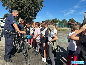 funkcjonariusze Policji rozmawiają z dziećmi