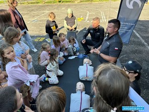 Funkcjonariusze Zakładu Karnego rozmawiają z dziećmi