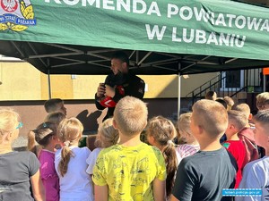 funkcjonariusze Straży Pożarnej wraz z dziećmi