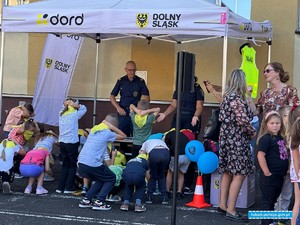 przedstawiciele Dolnośląskiego Ośrodka Ruchu Drogowego w Jeleniej Górze w trakcie pogadanki