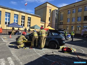 funkcjonariusze straży pożarnej podczas pokazu