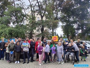 funkcjonariusze i dzieci na wspólnym zdjęciu