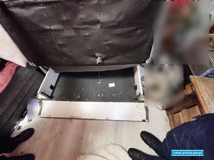 MYŚLAŁ, ŻE PRZECHYTRZY FUNKCJONARIUSZY CHOWAJĄC SIĘ W TAPCZANIE. ZAMIAST WOLNOŚCI- CZEKA GO ODSIADKA.
