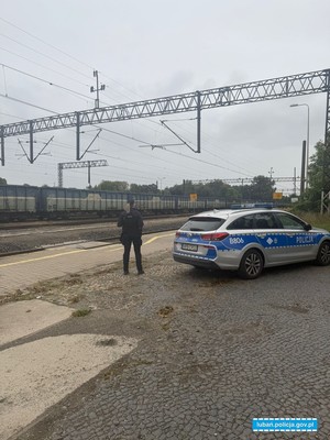 funkcjonariusz policji i straży ochrony kolei