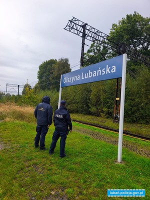 funkcjonariusz policji i straży ochrony kolei