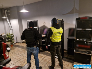 KOLEJNE NIELEGALNE AUTOMATY DO GIER HAZARDOWYCH ZLIKWIDOWANE NA TERENIE POWIATU. ZATRZYMANA OSOBA Z NARKOTYKAMI