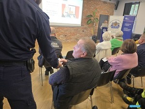policjant rozdaje ulotki