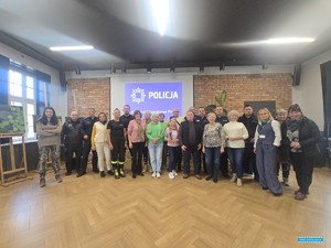 wspólne zdjęcie z seniorami