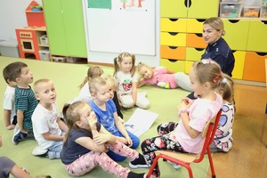policjantka rozmawia z dziećmi