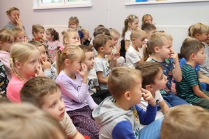 przedszkolaki podczas zajęć