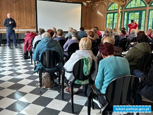 PAŹDZIERNIK MIESIĄCEM SENIOROW- POLICJANCI Z LEŚNEJ EDUKUJĄ W ZAKRESIE BEZPIECZEŃSTWA