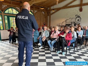 PAŹDZIERNIK MIESIĄCEM SENIOROW- POLICJANCI Z LEŚNEJ EDUKUJĄ W ZAKRESIE BEZPIECZEŃSTWA