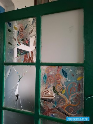 Zniszczył zabytkowe drzwi, wpadł dzięki czujności lubańskich policjantów