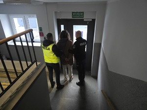 osoba zatrzymana doprowadzana do sądu