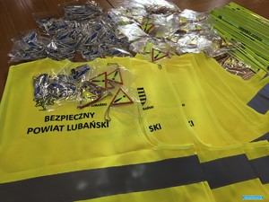 WYPADEK Z UDZIAŁEM PIESZEGO BEZ ODBLASKÓW- POLICJA OSTRZEGA